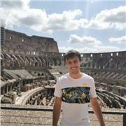 Étudiant en histoire, passionné, voulant faire voyager mes élèves, en leur inculquant notre passé